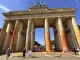 Miembros del movimiento Última Generación rociaron la Puerta de Brandeburgo con pintura naranja en Berlín. © Paul Zinken, AP