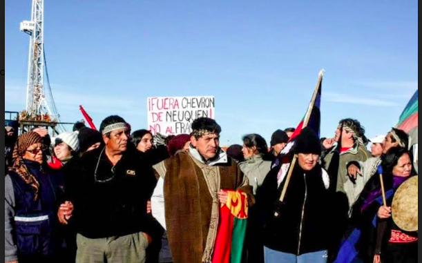 Protestas de la comunidad de Campo Maripe contra la empresa estadounidense Chevron. Foto de la Confederación Mapuche de Neuquén