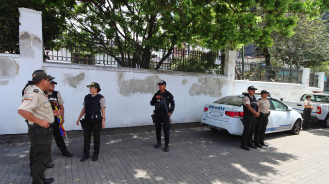 La Embajada de Mexico tras la detencion del vicepresidente formes Jorge Glas, Quito, Ecuador, el 6 de abril 2024. Agencia Prensa-Independiente / Legion-Media