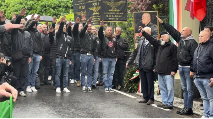 Saludo nazi en homenaje de Benito Mussolini, Dongo, Italia, 28 de abril de 2024. LaPresse / AP