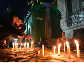 Varias personas encienden velas durante una vigilia el 8 de mayo de 2024, frente a la casa donde tres mujeres lesbianas fueron asesinadas tras un ataque en Buenos Aires. © 2024 Juan Mabromata/AFP via Getty Images