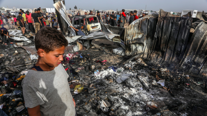 Tiendas de campaña destruidas tras el ataque aéreo de Israel, Rafa, la Franja de Gaza, el 27 de mayo de 2024 Abed Rahim Khatib / Gettyimages.ru