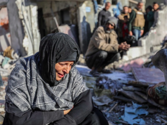 Una mujer entre las casas dañadas por los ataques aéreos israelíes en Rafa, Gaza, el 18 de enero de 2024. Ahmad Hasaballah / Gettyimages.ru