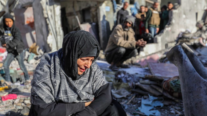 Una mujer entre las casas dañadas por los ataques aéreos israelíes en Rafa, Gaza, el 18 de enero de 2024. Ahmad Hasaballah / Gettyimages.ru