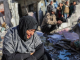 Una mujer entre las casas dañadas por los ataques aéreos israelíes en Rafa, Gaza, el 18 de enero de 2024. Ahmad Hasaballah / Gettyimages.ru