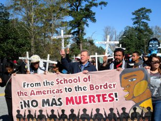 Foto Archivo: Pablo Ruiz al lado izquierdo del ex sacerdote Roy Bourgeois fundador en Estados Unidos del movimiento contra la Escuela de las Américas (2015).